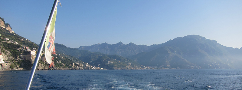 Båttur längs Amalfikusten på böljande vågor, Italien.